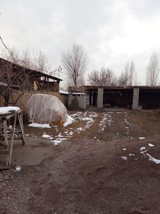 uy sotiladi 3 xona zabor bilan oralgan