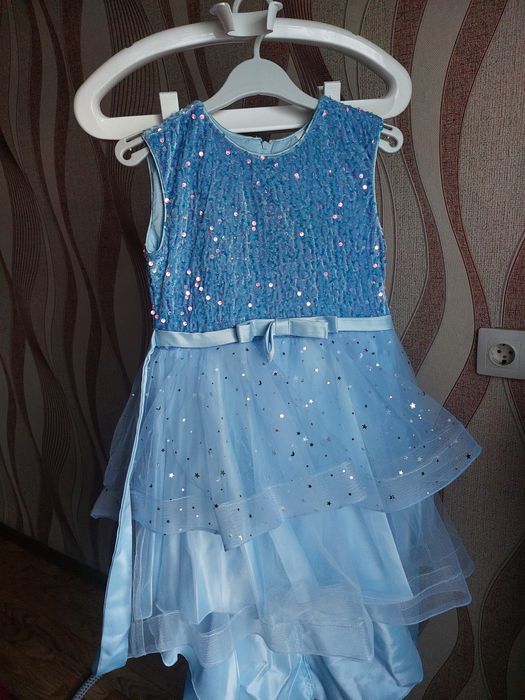 продам платья  для девочки  3-7лет нарядные