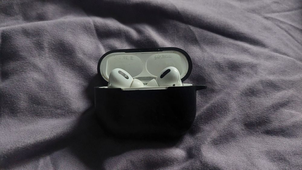 AirPods PRO вторые с чехлом