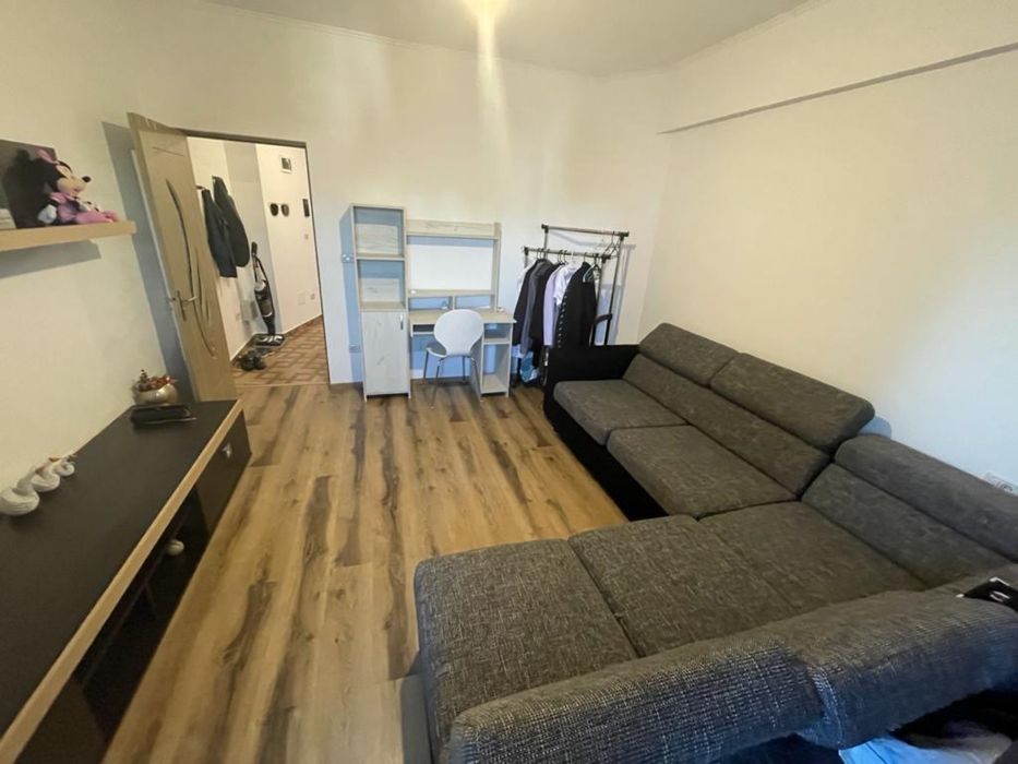 inchiriez apartament cu 2 camere + living