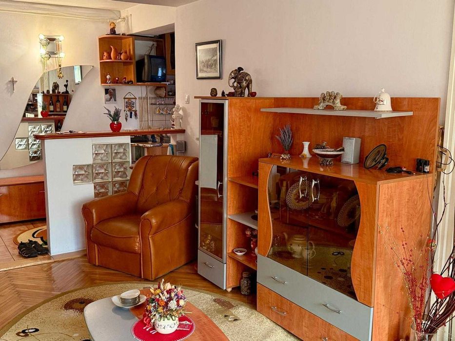 Apartament complet mobilat, zonă liniștită, spații pentru parcare auto