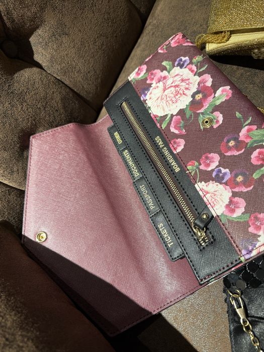 Клатчи и сумка Guess