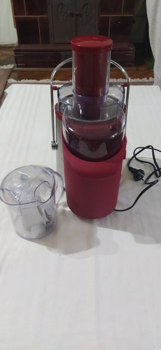 Vând storcător de fructe și legume