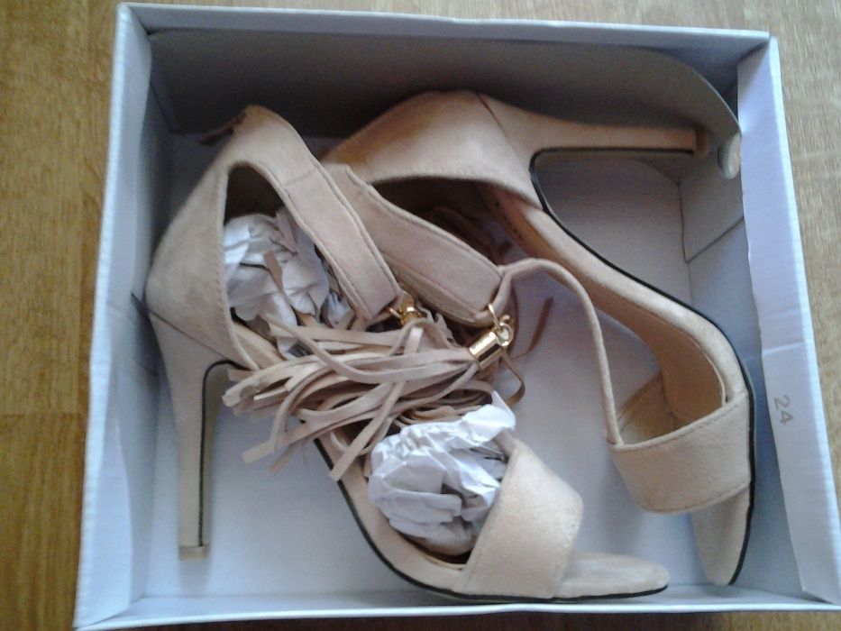 sandale bej cu ciucuri , piele intoarsa