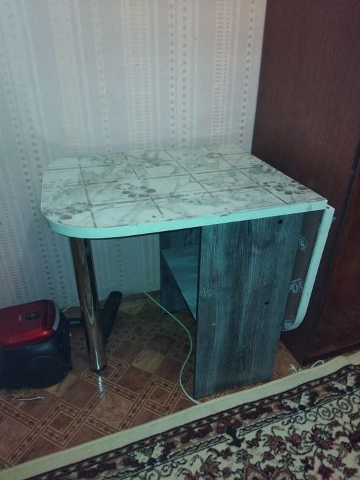 Стол под телевизор.