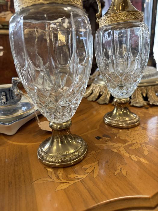 Pereche carafe din sticla si metal aurit