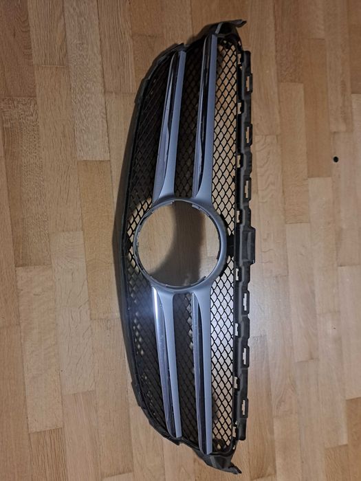 Продавам оригинална решетка за Mercedes W205