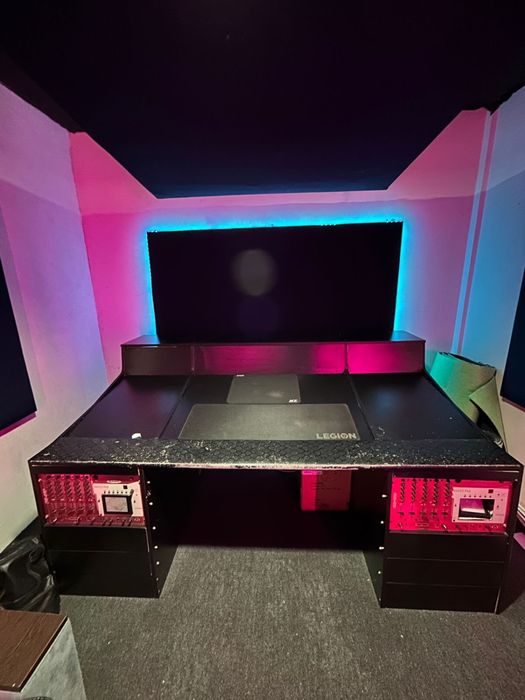 Студийный стол. Стол для аппарата. Стол.