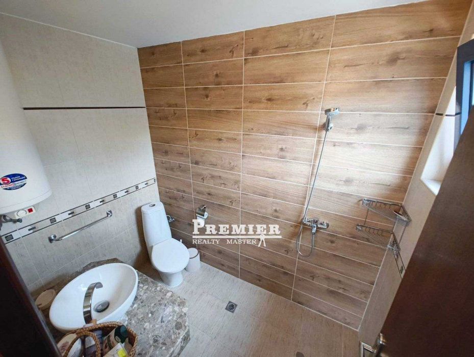 Продава се напълно обзаведен апартамент с две спални в комплекс Menada Villa Bonita