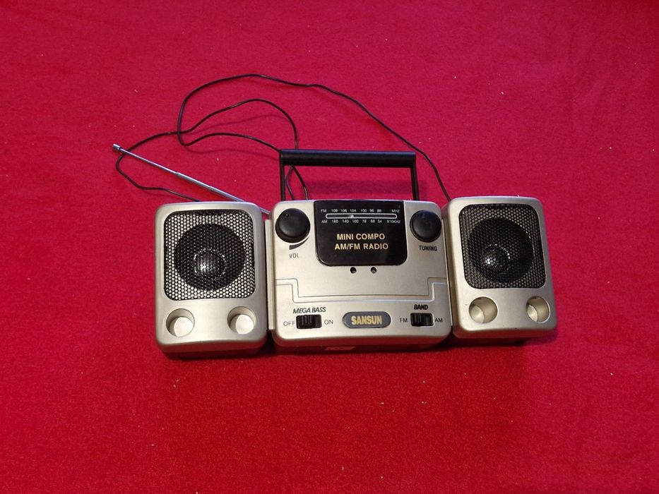 Mini radio cu boxe detașabile perfect funcțional