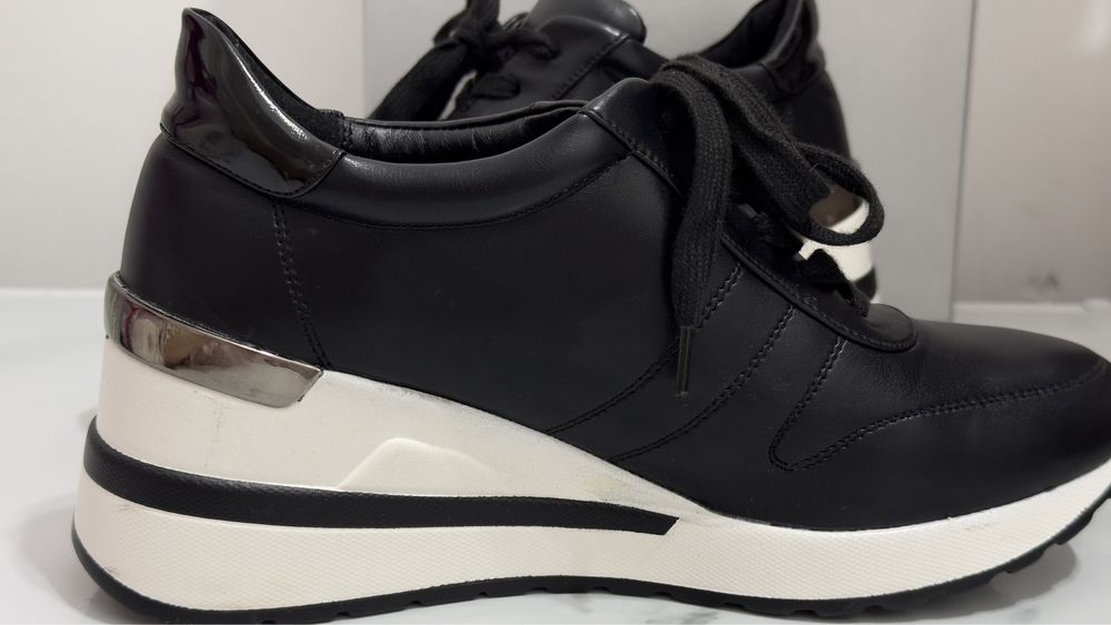 Продаю кроссовки