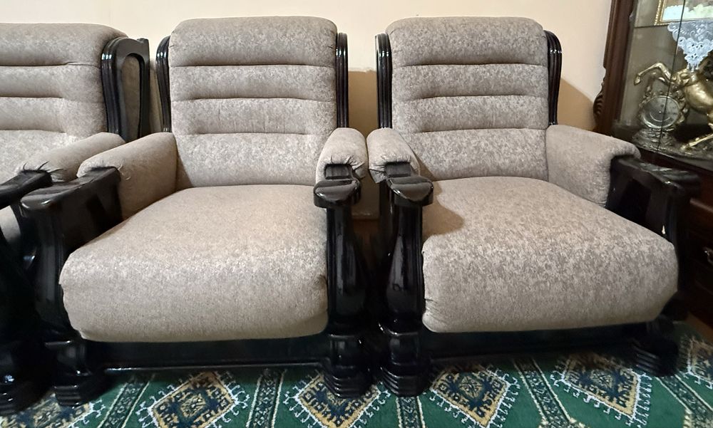 Диван и кресло.