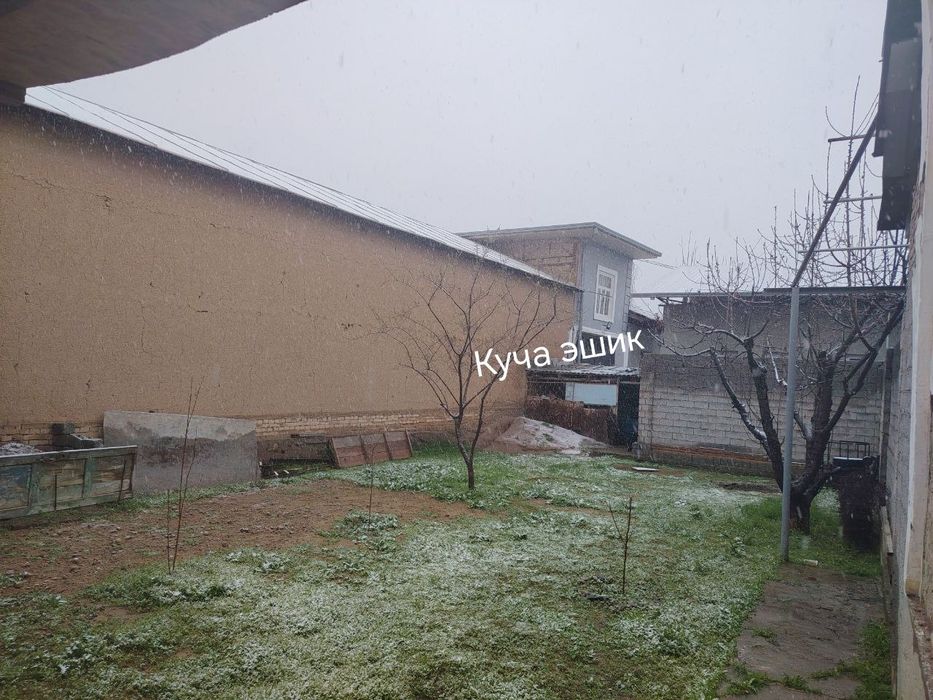 Рохат крук якинида 1.5 сотих ер сотилади олмос 2 коча юзига якин