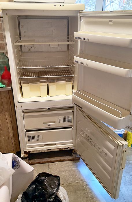 Холодильник Snaige в хорошем состоянии.