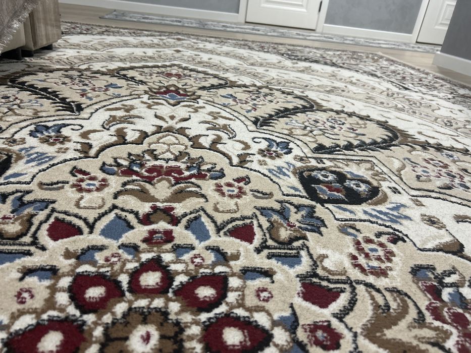 Продам ковер белобежевый