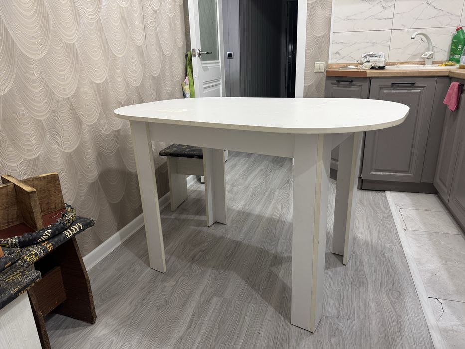 стол кухонный и стулья