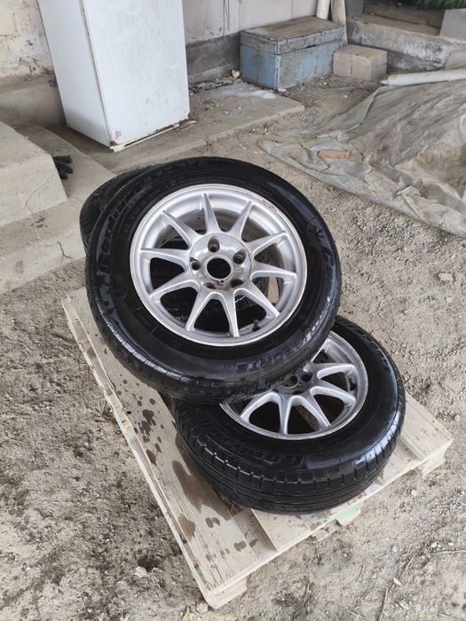 Продам комплект шин с титанками