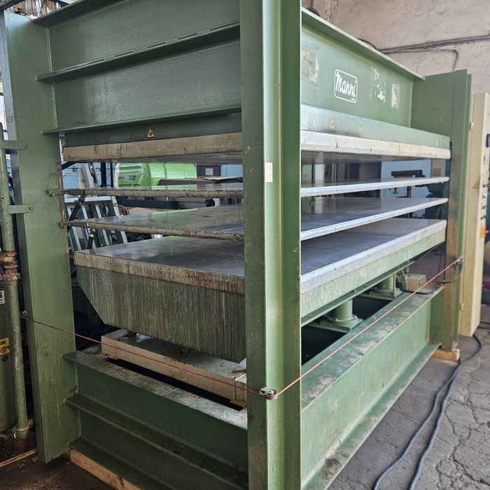 Топла преса за врати и фурнир с размери 2500мм. х 1300мм.