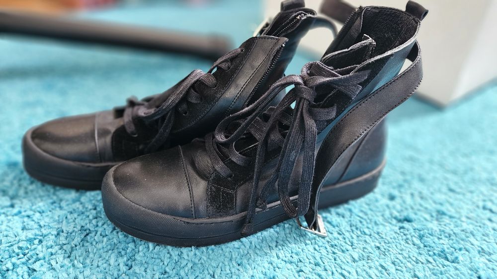 Дамски боти и спортни обувки