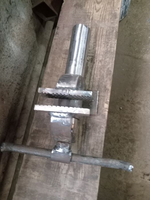 Тиски.  Колдан жасалган.