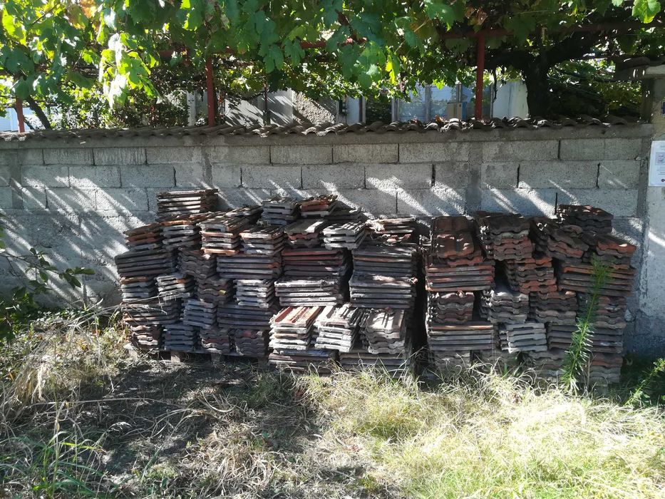 Продавам стари керемиди.