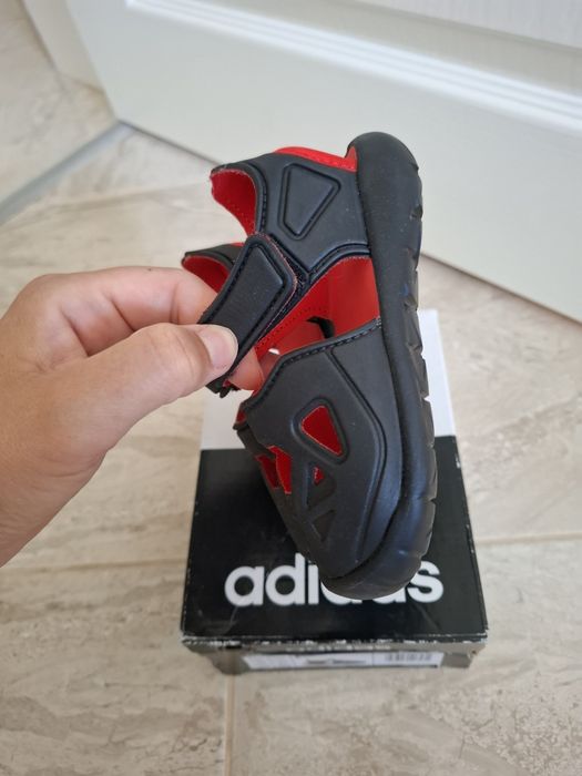 Чисто нови детски сандали Adidad