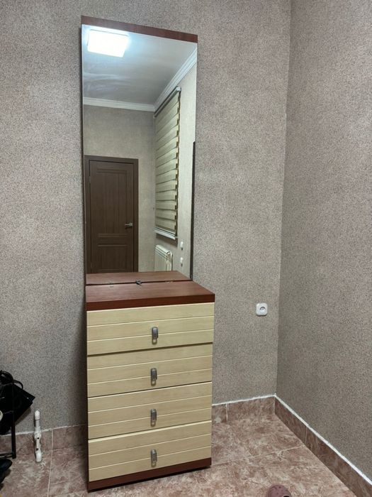 Зеркало с тумбой