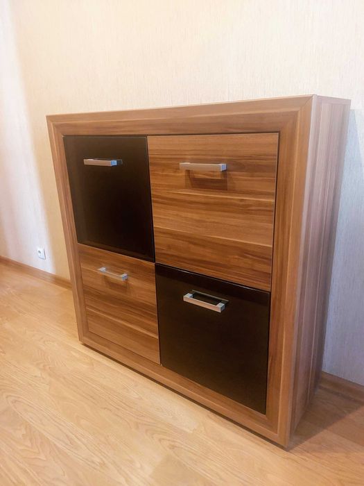 Шкаф-комод в гостиную или в кабинет.