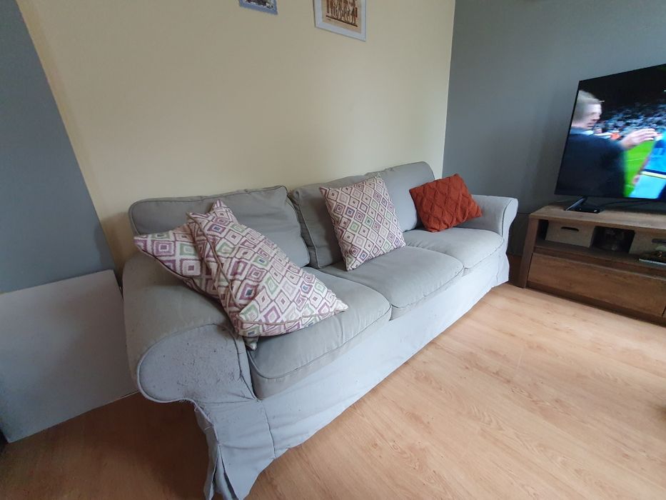 Диван за трима с подарък 4 възглавници