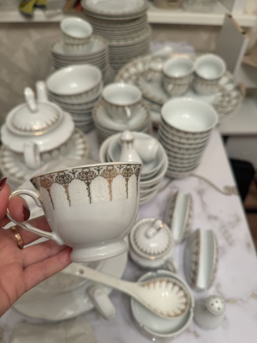 Фарфордан жасалған ас үй сервизі сатылады.