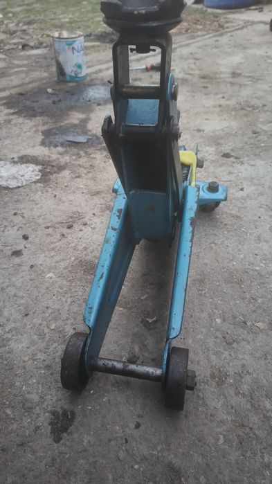 Vînd doua cricuri hidraulice crocodil,160 lei buc negociabil.ata