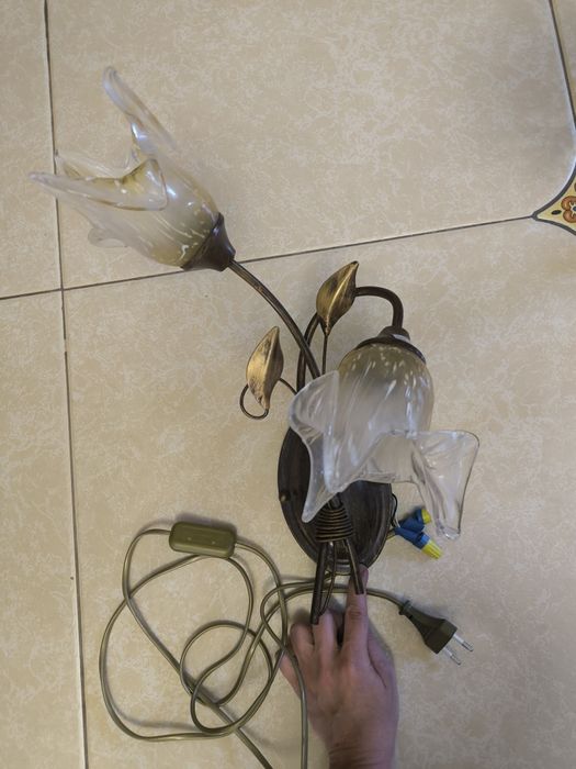 Настольная и напольная лампы, бра на стену