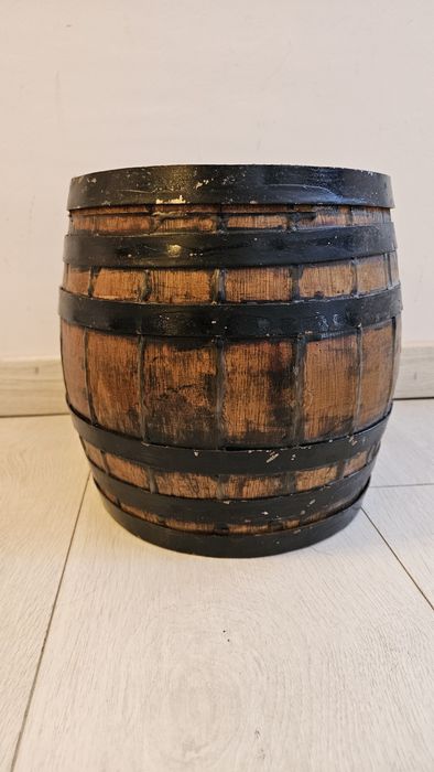 Butoi lemn,  ceas, farfurii și pahare zinc