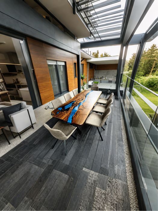 Трапезна маса от естествено дърво масив и епоксидна смола