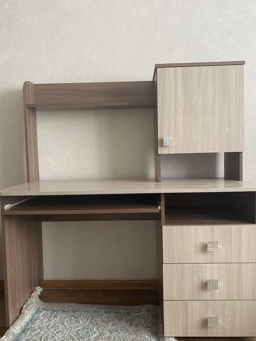 Стол школьный, очень удобный.