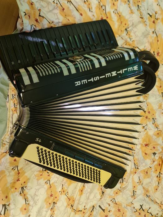 продавам спешно акордеон  S4  перфектен