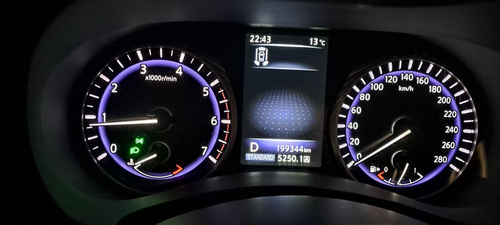 Infiniti Q50 avariat