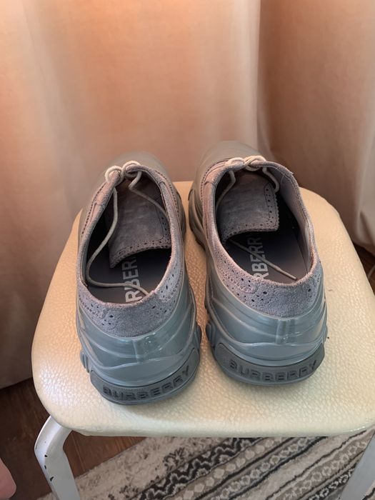 Обувь от бренда burberry