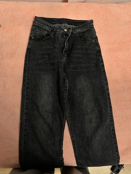 Серые джинсы