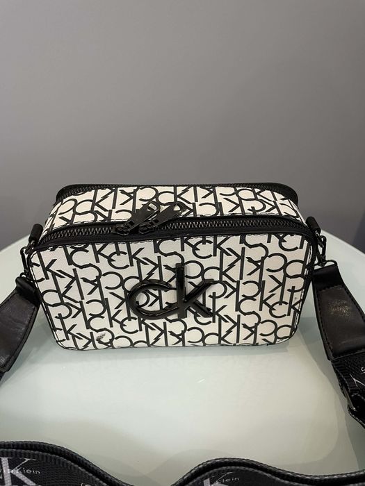 Чанти от всички модели и портмонета