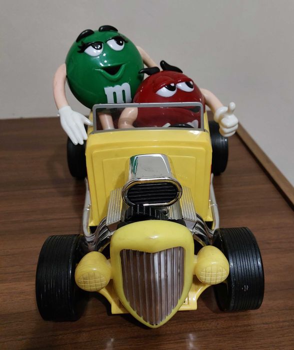 Ммдмс игрушка. M&M's Машинка
