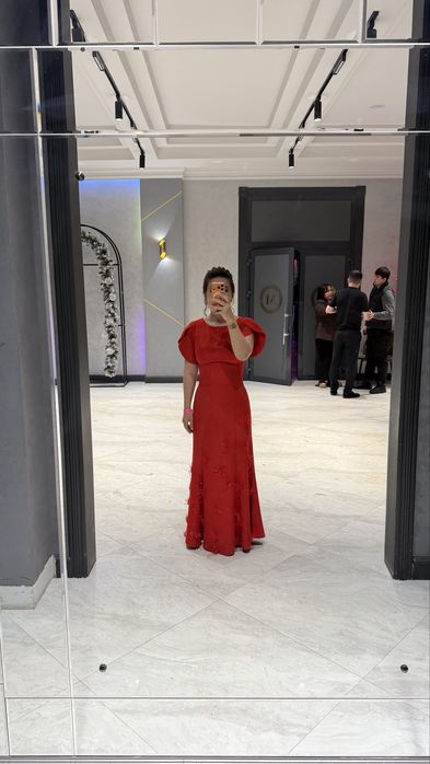 Красивое красное платье