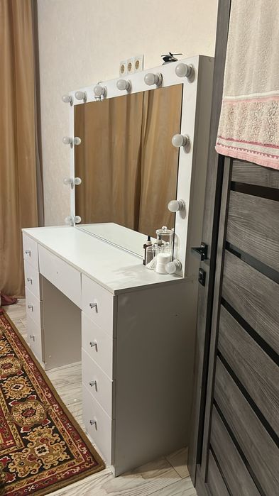 Продам туалетный столик