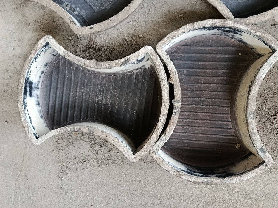 Vând schimb.matrite pavele