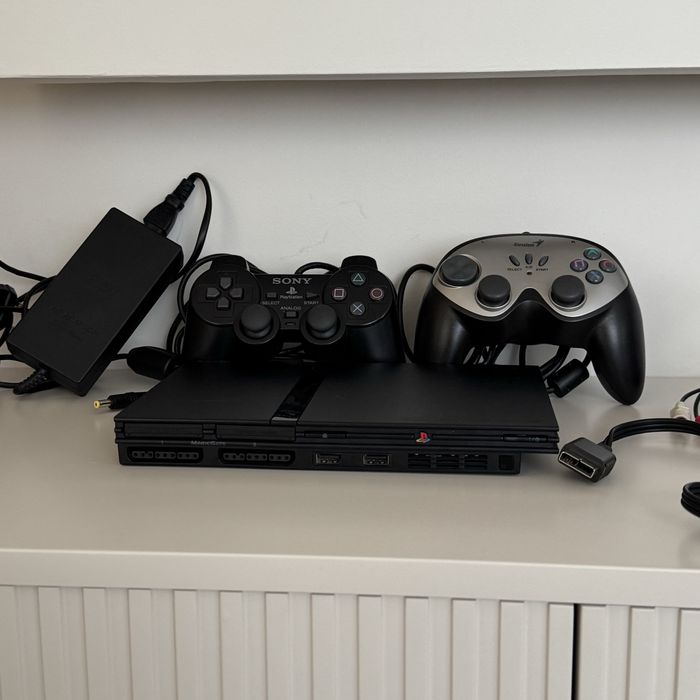 PlayStation 2 slim чипованная и 2 джостика