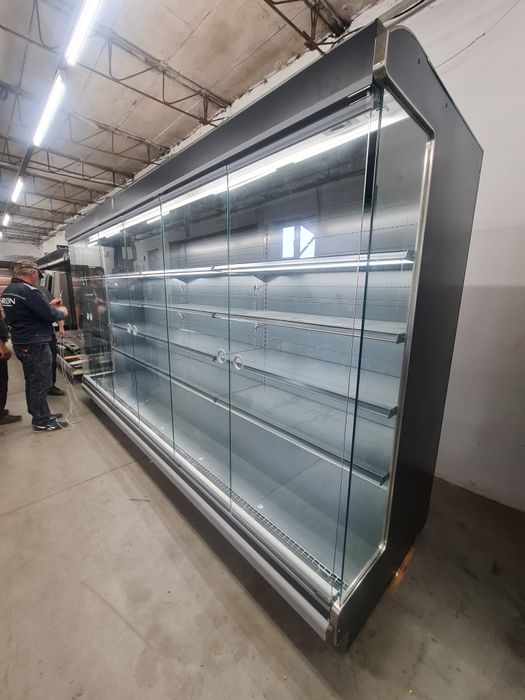 Крайстенна витрина с вратички