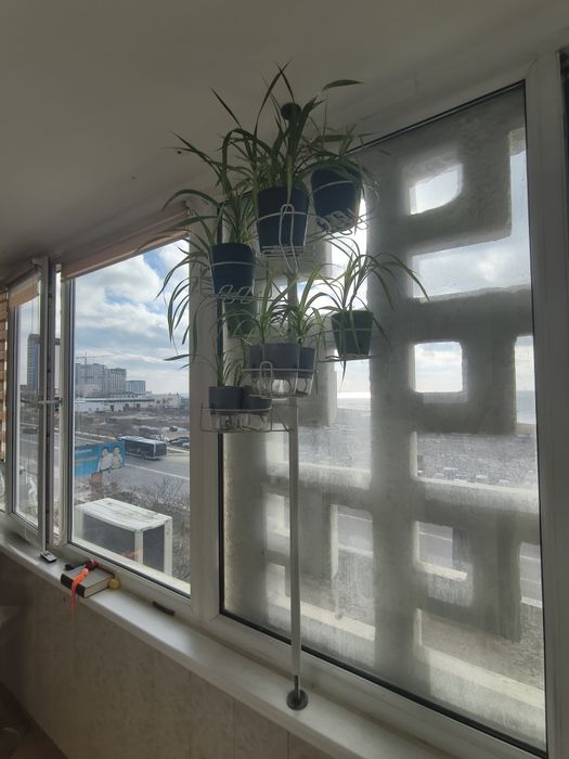 Стойка для цветов с цветами