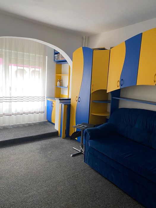 Închiriez apartament în Rogerius