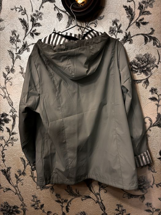 Продам куртку женскую плащевку легкая