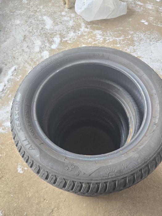 Всесезонни гуми в много добро състояние